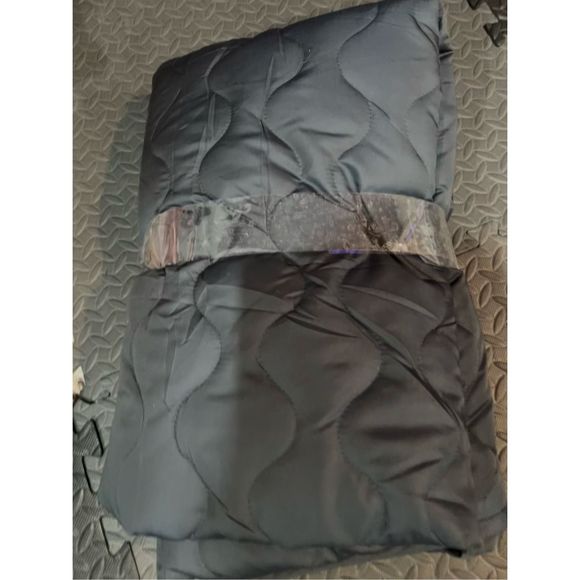 NWOT Buffy Crossweave Puffer‎ Blanket Quilted Gray Shadow - Picture 2 of 3